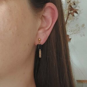 boucles d'oreilles en clou d'oreilles très discrète