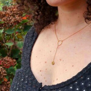 collier en Y avec anneau et médaillon