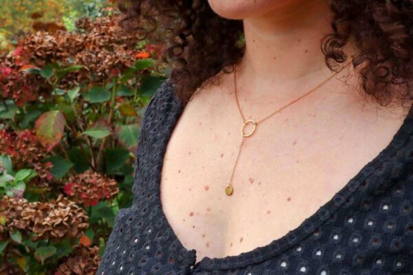 collier en Y avec anneau et médaillon