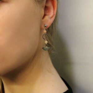 BOUCLES D'OREILLES AVEC PERLE ANNEAU ET PENDENTIF FEUILLE