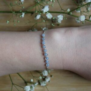 le bracelet s'enlace avec les perles bleu ciel