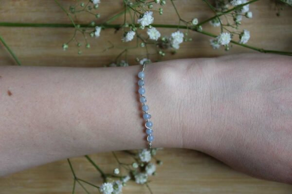 le bracelet s'enlace avec les perles bleu ciel