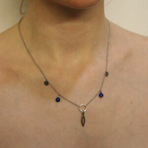 collier argenté avec médaillon argenté et bleu