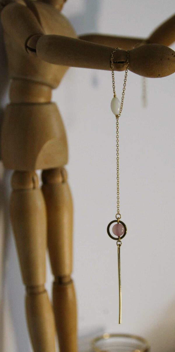 Le pendentif du collier en quartz