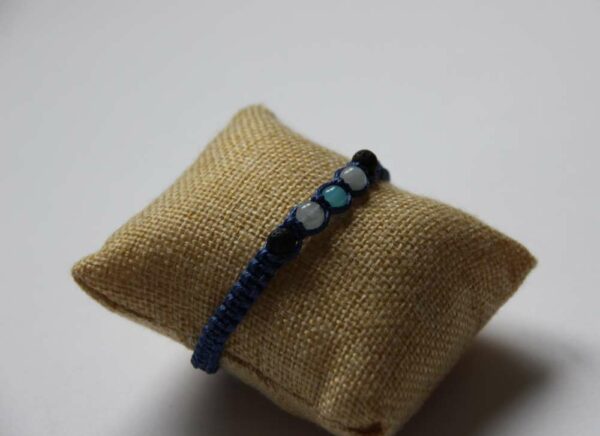 bracelet bleu avec 5 perles