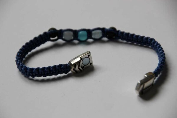 bracelet bleu et attache aimanté