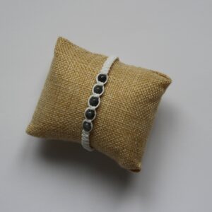 bracelet blanc et perle grise