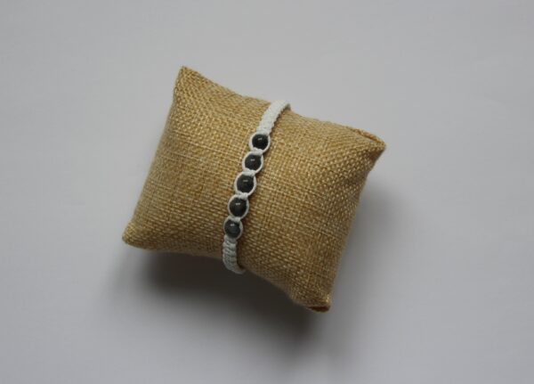 bracelet blanc et perle grise