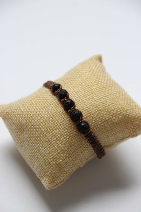 bracelet marron avec perle de lave