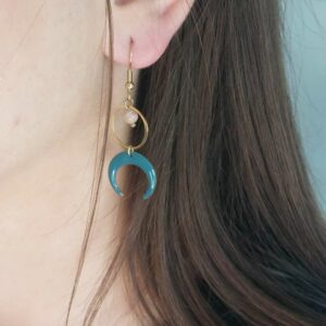 BOUCLES D OREILLES DEMI LUNE AVEC PIERRE DE LUNE