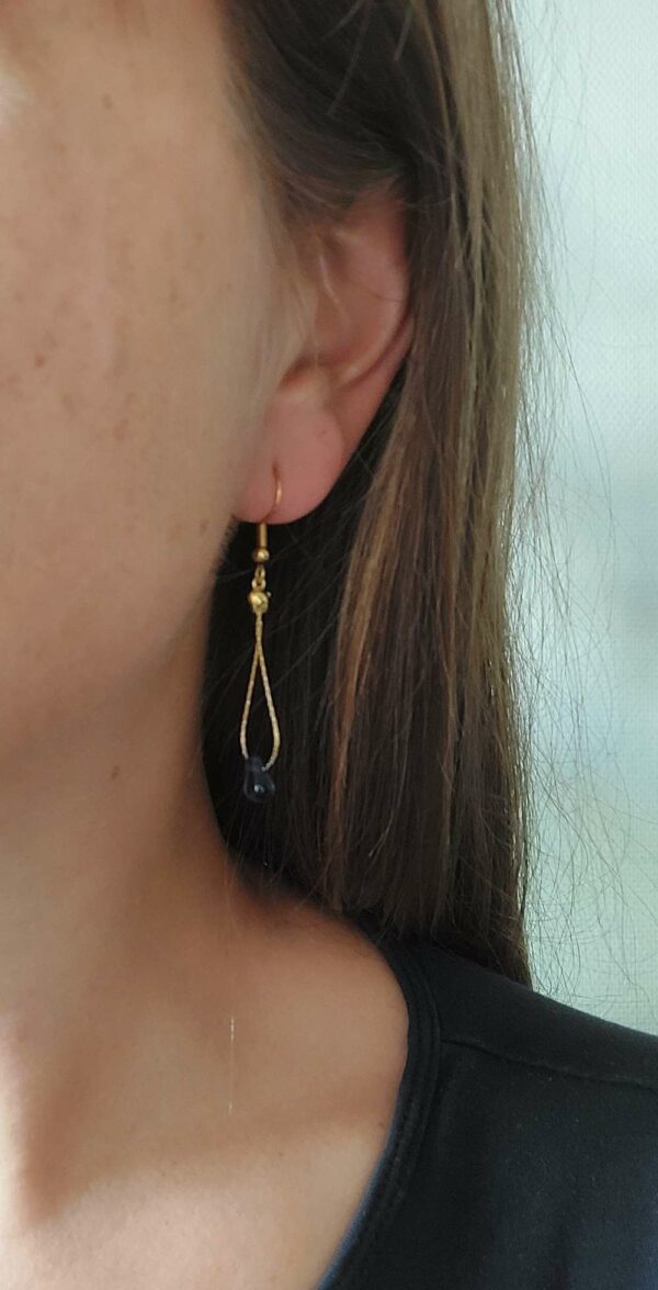 boucles d'oreilles avec au centre une pierre en forme de goutte