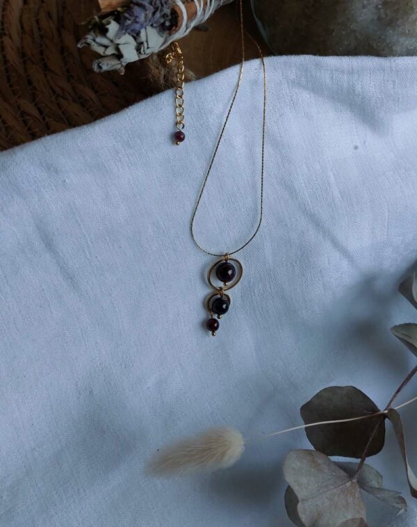 les perles de grenat sur collier