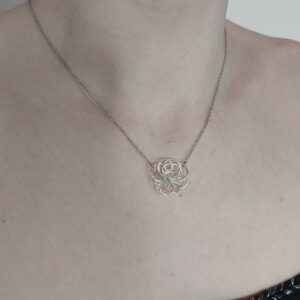 collier avec fleur au centre