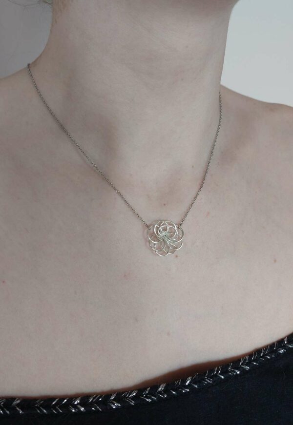 collier avec fleur au centre