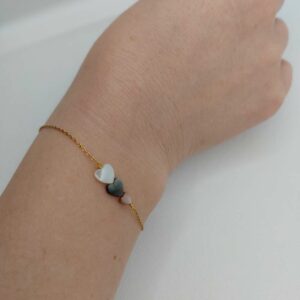 bracelet sur 3 cœurs sur poignet