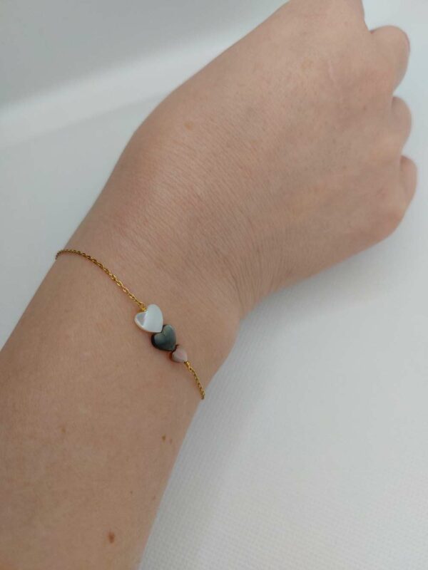 bracelet sur 3 cœurs sur poignet