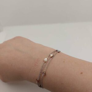 bracelet argenté avec cœurs porté