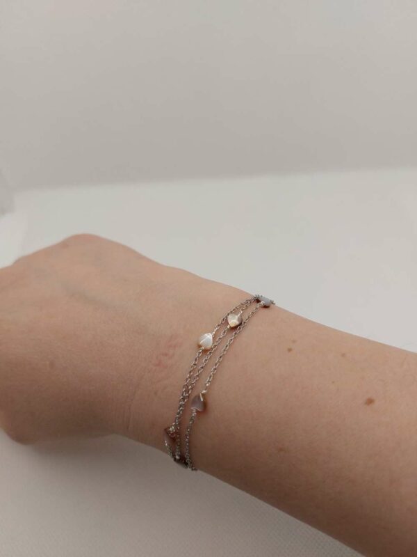 bracelet argenté avec cœurs porté