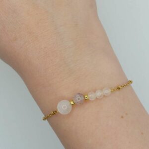 bracelet porté avec quartz rose et quartz fraise