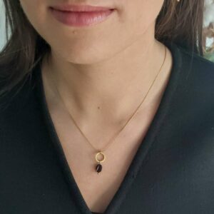 collier porté avec cercle et perle