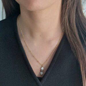 collier légèrement pendant vers la poitrine