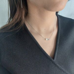 collier porté en ras de cou