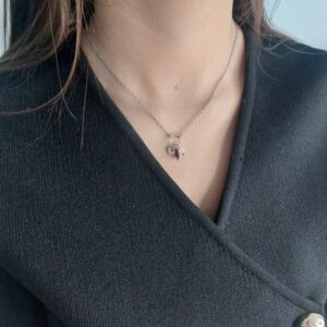 collier porté en acier inoxydable argenté avec un cercle au centre et des pendentif