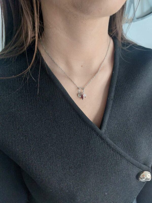 collier porté en acier inoxydable argenté avec un cercle au centre et des pendentif