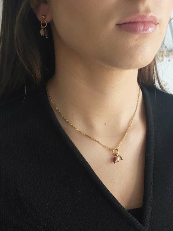 collier inoxydable doré sur les tonb de rose et violine