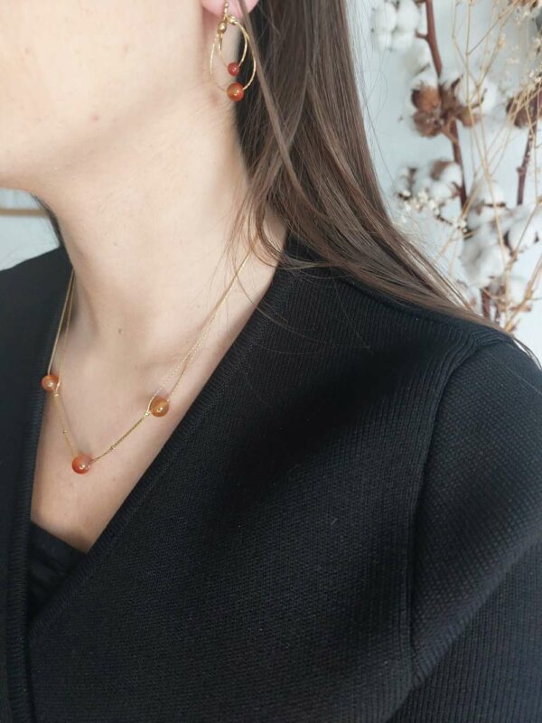 collier porté avec trois perle orange