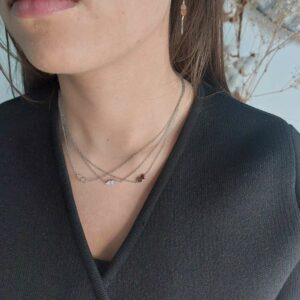 collier triple rang porté en argenté