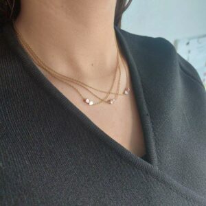 collier porté avec 6 petit coeurs en nacre