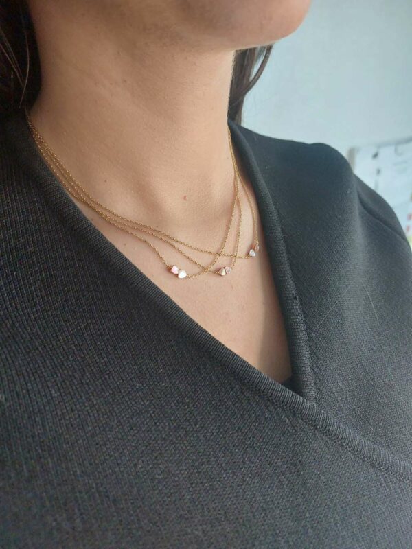 collier porté avec 6 petit coeurs en nacre