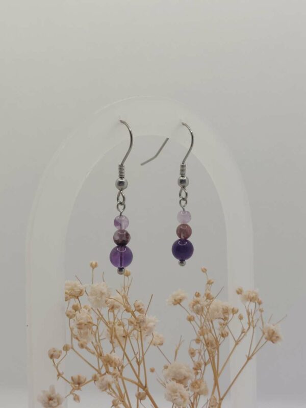 les boucles d'oreilles sont des petites pendantes