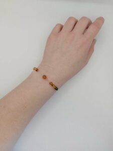 le bracelet en doré est en acier inoxydable