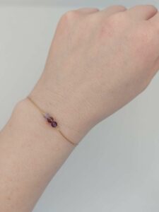 bracelet est en acier inoxydable