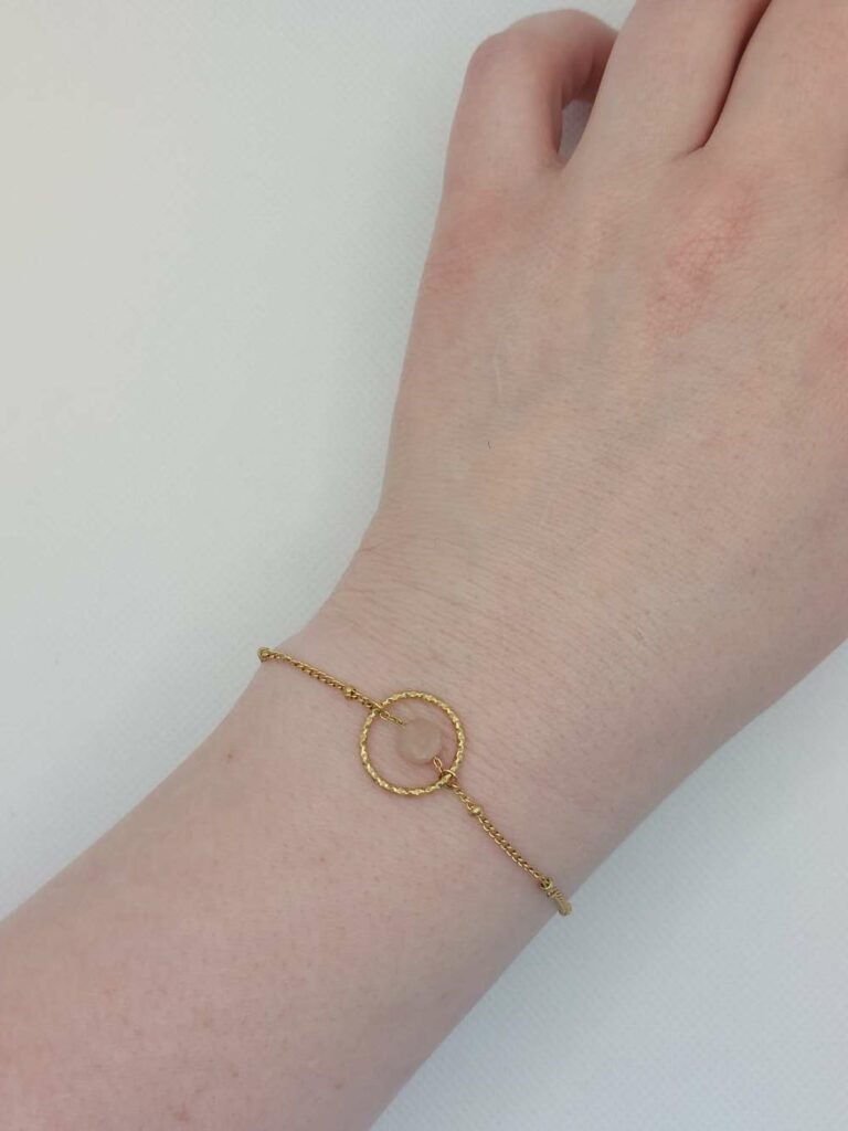 Le bracelet est porté au poignet