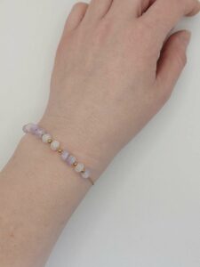Le bracelet est porté avec des perles de pierre