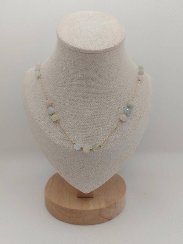 le collier est en acier inoxydable doré