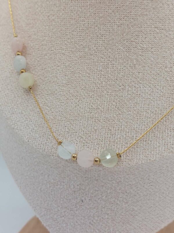 les 3 perles sont de couleur vert, rose et bleu
