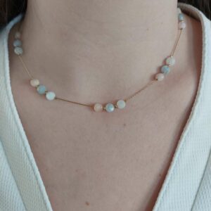 le collier est un rass de cou