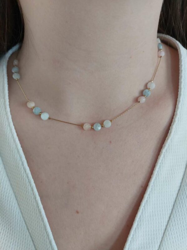 le collier est un rass de cou