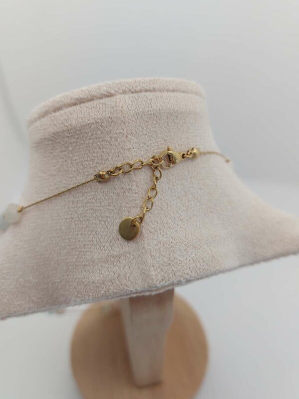 le collier est avec une chaine de rallonge