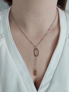 le collier est un collier Y