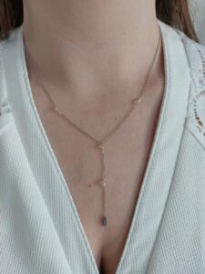 Le collier est plongeant