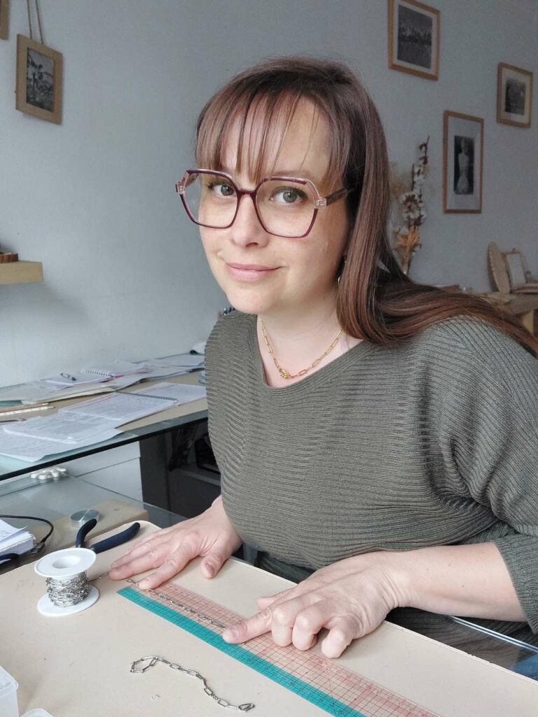 MOI EN TRAIN DE CREER UN BIJOUI
