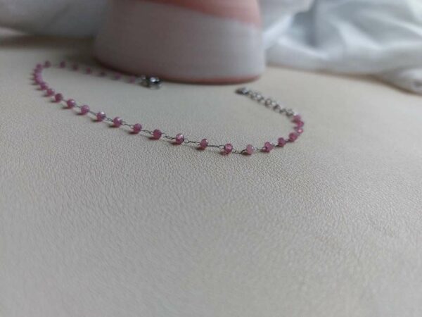 LES PERLES SONT TOUT AUTOUR DE LA CHAINE