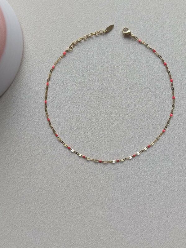 bracelet de cheville doré et coraille