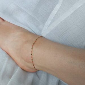 bracelet de cheville de couleur doré et coraille