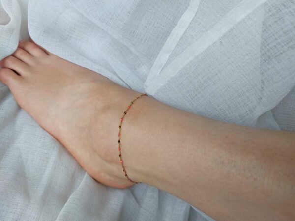 bracelet de cheville de couleur doré et coraille